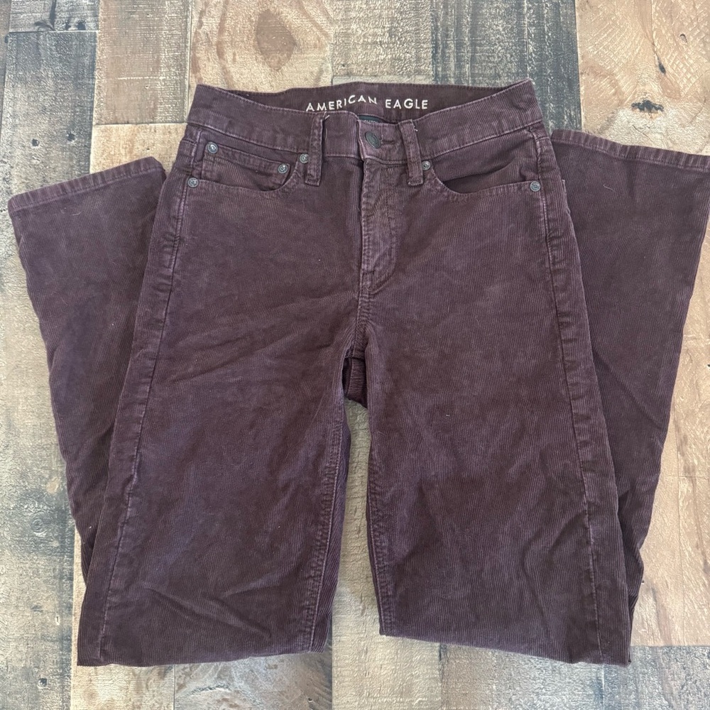 Classic and comfy American Eagle 90s Straight corduroy pants